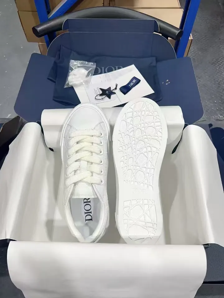 👟👟Ex-factory price 560👟👟 𝐃𝐢𝐨𝐫 𝐱 𝐒𝐭𝐨𝐧𝐞 𝐈𝐬𝐥𝐚𝐧𝐝 𝐁𝟯𝟯 Dior co-branded Stone Island new casual sports shoes Skateboard shoes 111111111 This B33 sneaker comes from the DIOR AND STONE ISLAND limited series. It is a new interpretation of the classic tennis shoe. The fashionable silhouette highlights the heavy texture. The black-dyed cotton has a delicate wash and soft texture, and is finished with the classic Oblique print on the sides, paying homage to the exceptional craftsmanship of the exclusive collaboration. The tongue is embossed with the Dior signature, while cannage panels on the front, DIOR AND STONE ISLAND signature on the back and insole. The rubber outsole features the Dior Oblique pattern, while a contrasting Dior 30 Avenue Montaigne signature on the rear adds style. It can add a modern touch to various casual looks, and can also be matched with other DIOR AND STONE ISLAND items. Exquisite packaging at the delivery counter🛍📦 Customized cowhide material, sheepskin lining, original molded outsole Size: 35-45